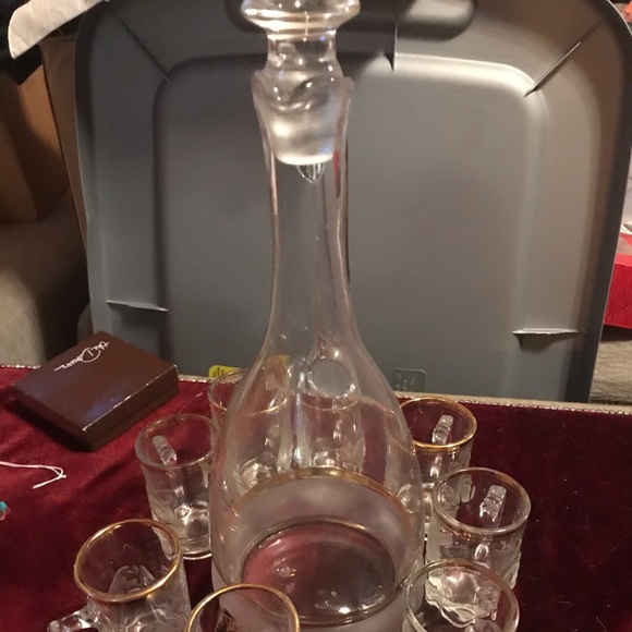 Vintage clear/ gold decanter with 8 shot glasses